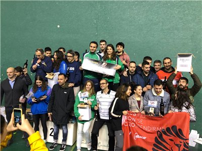 Triatletas y nadadores celebran juntos el fin de año en el 100x100 St. Casablanca