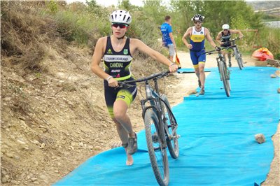 Candela Candial y Lucas Aurell vencen en el XIV Triatlón Cros Villa de Sádaba