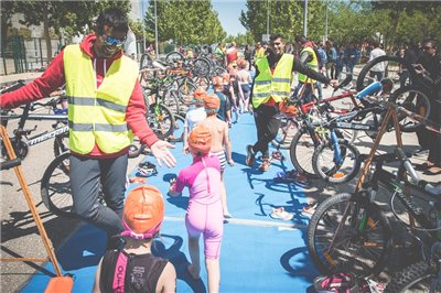 Más de 200 familias disfrutaron de una mañana deportiva en el Campus Universitario Villanueva de Gállego en el I Triatlón Cros Escolar Universidad San Jorge