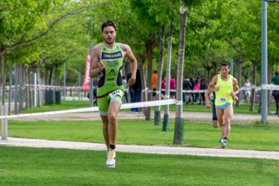 Lucía Morelli y Jorge Tolosa se imponen en el I Acuatlón Universidad San Jorge