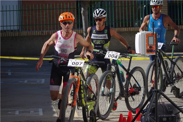 Leti Soria y Lucas Aurell lideran provisionalmente la XXV Copa Aragonesa de Duatlón Cros, Trofeo Bilstein Group.