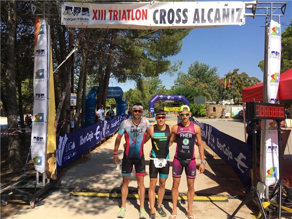 Ester Ruiz y Aitor Abadías se vuelven a coronar en el Triatlón de La Estanca de Alcañiz