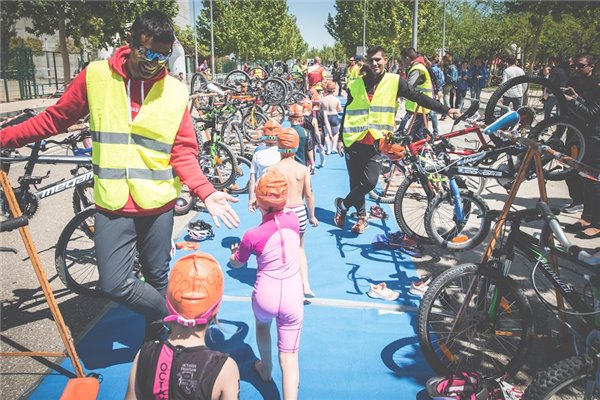 Más de 200 familias disfrutaron de una mañana deportiva en el Campus Universitario Villanueva de Gállego en el I Triatlón Cros Escolar Universidad San Jorge