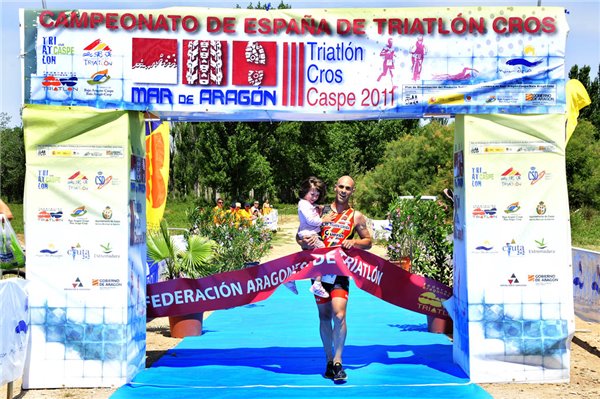Óscar Ramón y Lucía Cinto, vencedores del III Triatlón Cros Mar de Aragón-Caspe 2011
