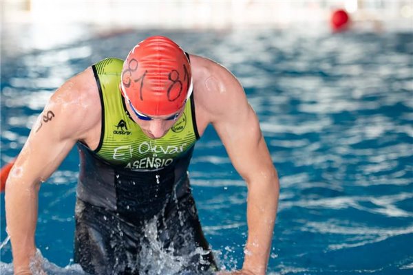 Lucía Morelli y Jorge Tolosa se imponen en el I Acuatlón Universidad San Jorge