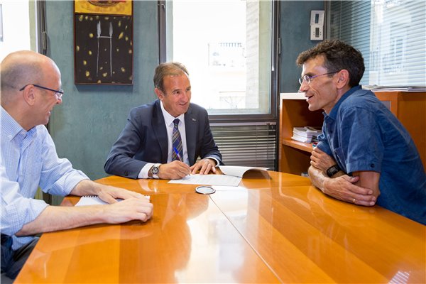 El Ayuntamiento de Zaragoza y la FATRI firman un convenio para facilitar el uso de instalaciones municipales al triatlón