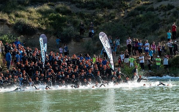 500 triatletas en el triatlón del circuito de Monegrosman series de San Juan de Flúmen 